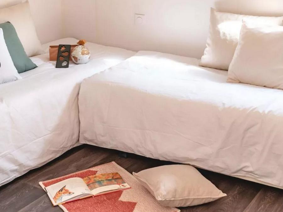 Tente en toile et en bois 4 personnes - Ecrin Cocoon Insolite 16m² (sans sanitaires) 2 chambres + Terrasse couverte 14 m²+ TV + Coin Cuisine 4 pers 2