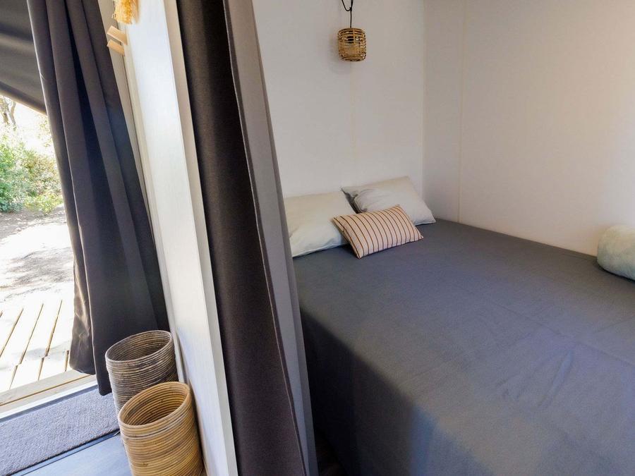 Tente en toile et en bois 4 personnes - Ecrin Cocoon Insolite 16m² (sans sanitaires) 2 chambres + Terrasse couverte 14 m²+ TV + Coin Cuisine 4 pers 5