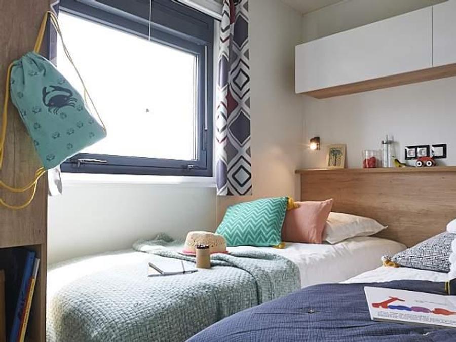 Mobilhome 6 personnes - exclusif, climatisation, wifi, 3 chambres, 2 salles de bain, 6 personnes dans village western 3