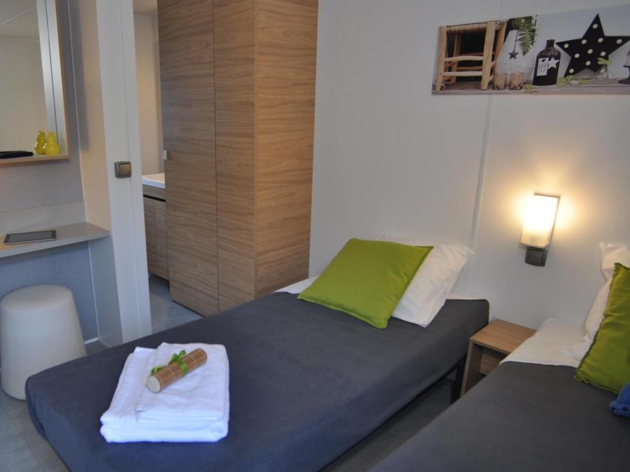 Mobilhome 4 personnes - Premium 2 chambres, climatisation, 2 cabanes trappeur 5