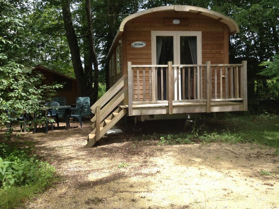 Hébergement 4 personnes - Roulotte Standard 20m² (2 chambres) - salon de jardin 4 pers. 2