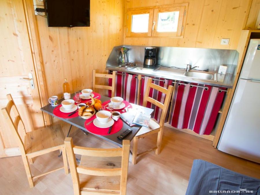 Chalet 4 personnes - Bois Confort 24m² 2 chambres + terrasse couverte + TV 4 pers 1