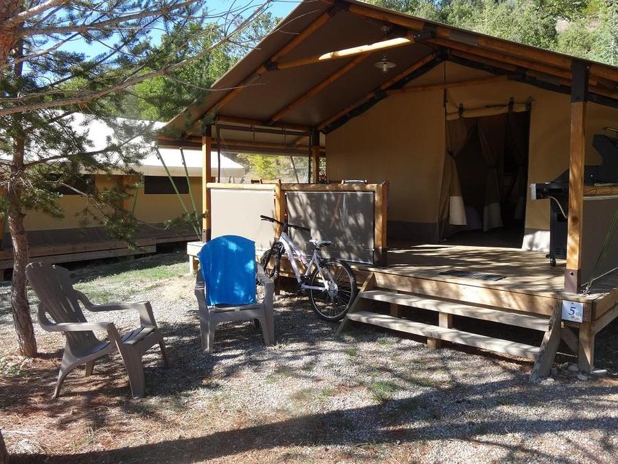 Tente en toile et en bois 5 personnes - Tente Safari 30m² CONFORT 2 chambres + terrasse couverte + BBQ 0