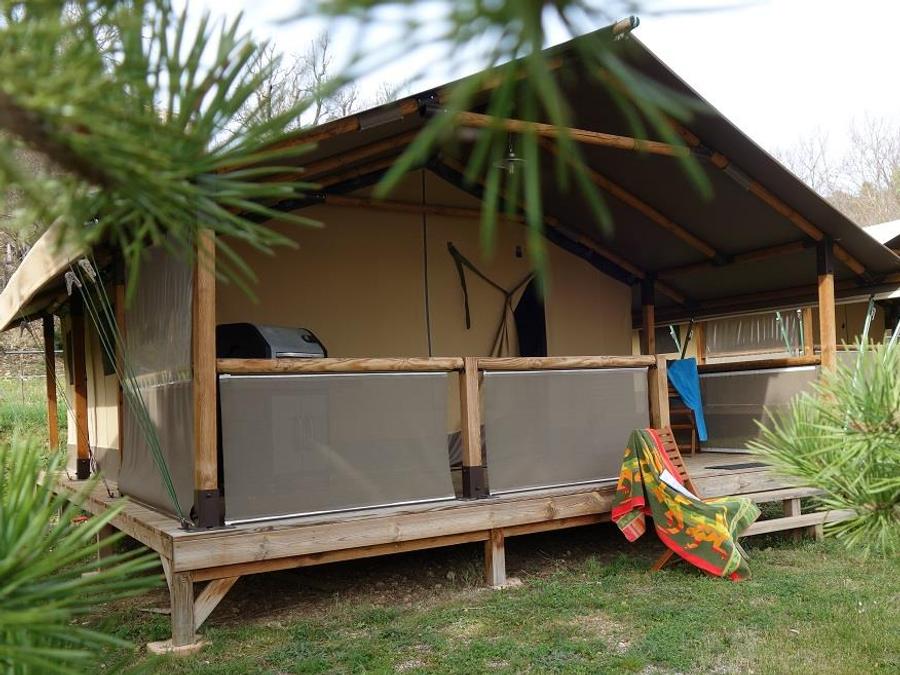 Tente en toile et en bois 5 personnes - Tente Safari 30m² CONFORT 2 chambres + terrasse couverte + BBQ 1