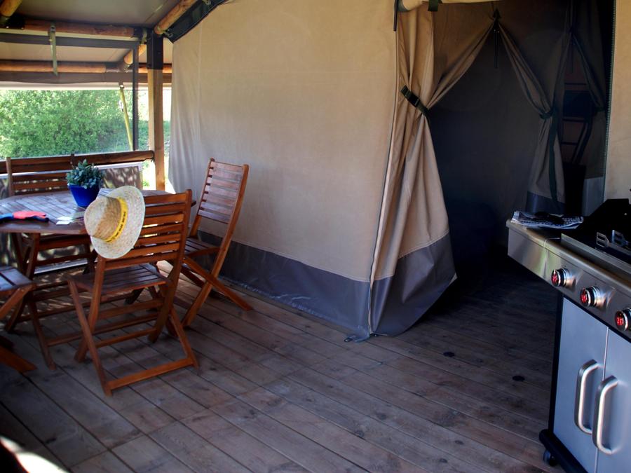 Tente en toile et en bois 5 personnes - Tente Safari 30m² CONFORT 2 chambres + terrasse couverte + BBQ 2