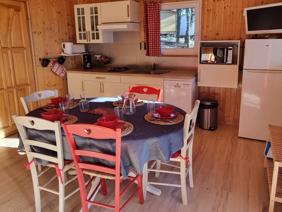 Chalet 5 personnes - 15 Chalet Les Pivoines 40m² + Télévison + Terrasse couverte+ Lave vaisselle 1/5 pers 2