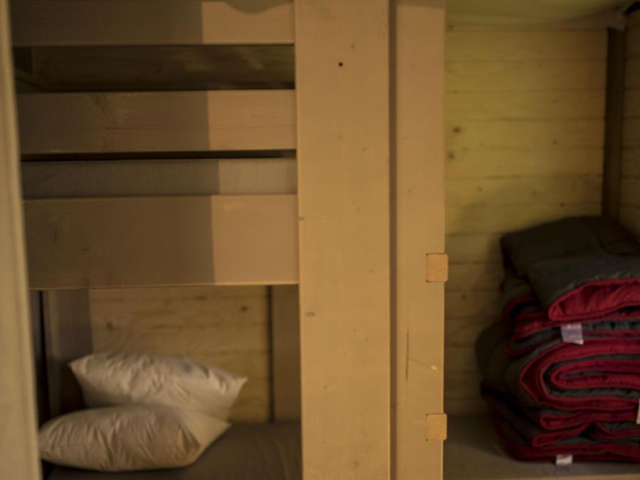 Tente en toile et en bois 5 personnes - CABANE PILOTIS 4