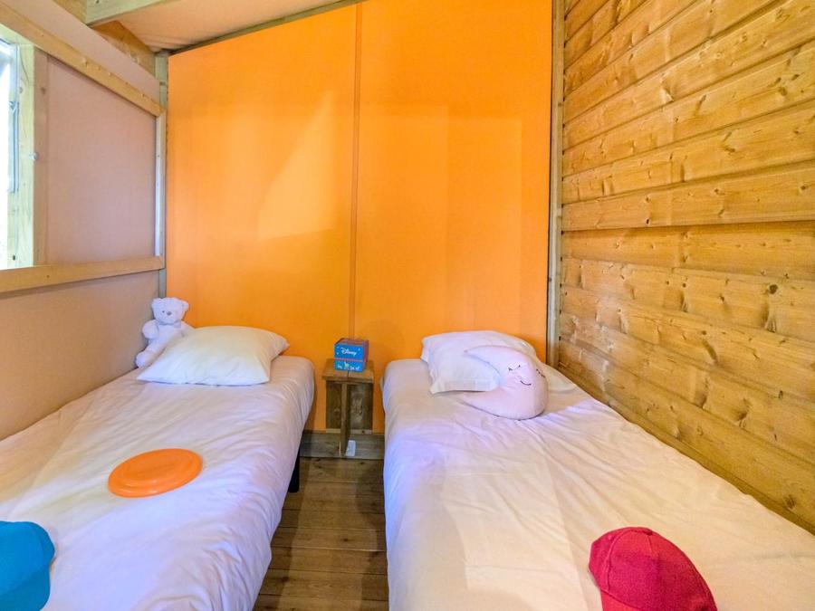 Tente en toile et en bois 4 personnes - Sweetflower sur pilotis Confort 43m² (2 chambres) + terrasse semi-couverte de 11 m² + TV - 4 pers 5