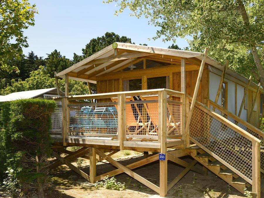Tente en toile et en bois 4 personnes - Sweetflower sur pilotis Confort 43m² (2 chambres) + terrasse semi-couverte de 11 m² + TV - 4 pers 0