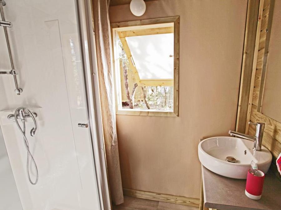Tente en toile et en bois 4 personnes - Sweetflower sur pilotis Confort 43m² (2 chambres) + terrasse semi-couverte de 11 m² + TV - 4 pers 6