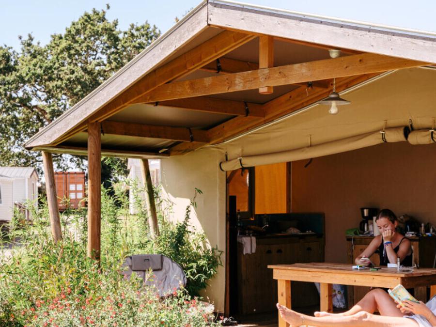 Tente en toile et en bois 6 personnes - Ecolodge Cotton Toilée 35m² (3 chambres) + TV + Terrasse couverte 6 pers. 0