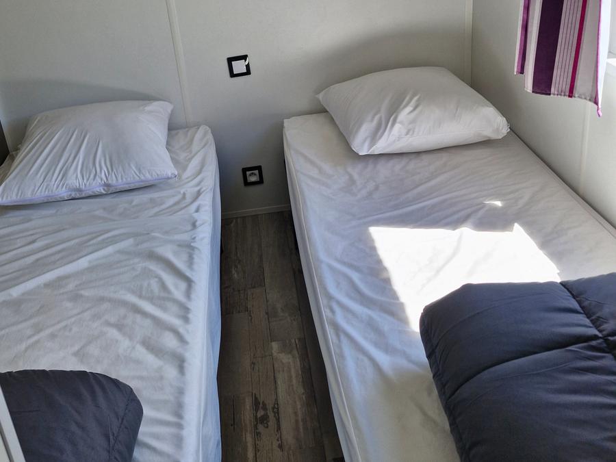 Mobilhome 6 personnes - Limousin Confort 36m² (3 ch -6pers) + terrasse couverte + TV + lave-vaisselle 14