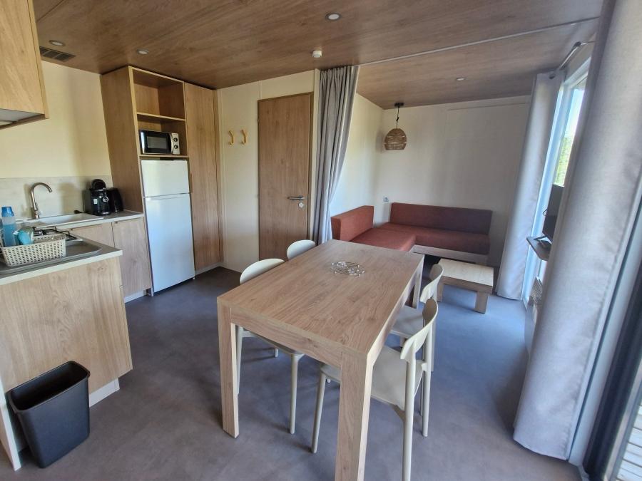 Mobilhome 4 personnes - Aquitaine Premium vue Lac 29m² 2ch-4p+terrasse couverte+ TV + lave-vaisselle +chiliennes 4