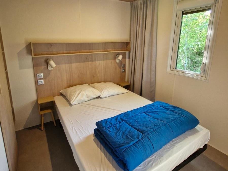 Mobilhome 4 personnes - Aquitaine Premium vue Lac 29m² 2ch-4p+terrasse couverte+ TV + lave-vaisselle +chiliennes 5