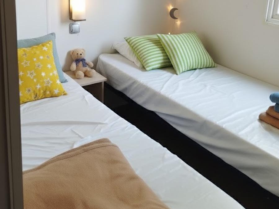 Mobilhome 4 personnes - Côté Confort 25m² (2 chambres) + TV + Terrasse intégrée - Arrivée Samedi 9