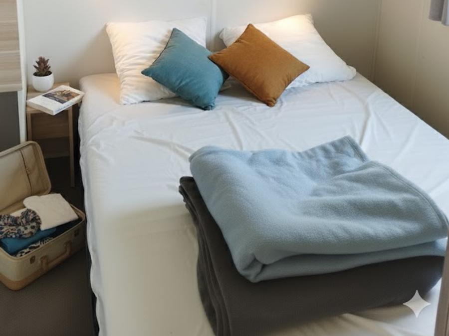 Mobilhome 4 personnes - Côté Confort 25m² (2 chambres) + TV + Terrasse intégrée - Arrivée Samedi 8