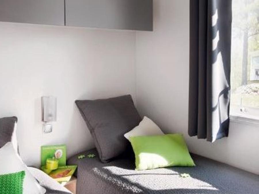Mobilhome 4 personnes - Côté Confort 25m² (2 chambres) + TV + Terrasse intégrée - Arrivée Samedi 5