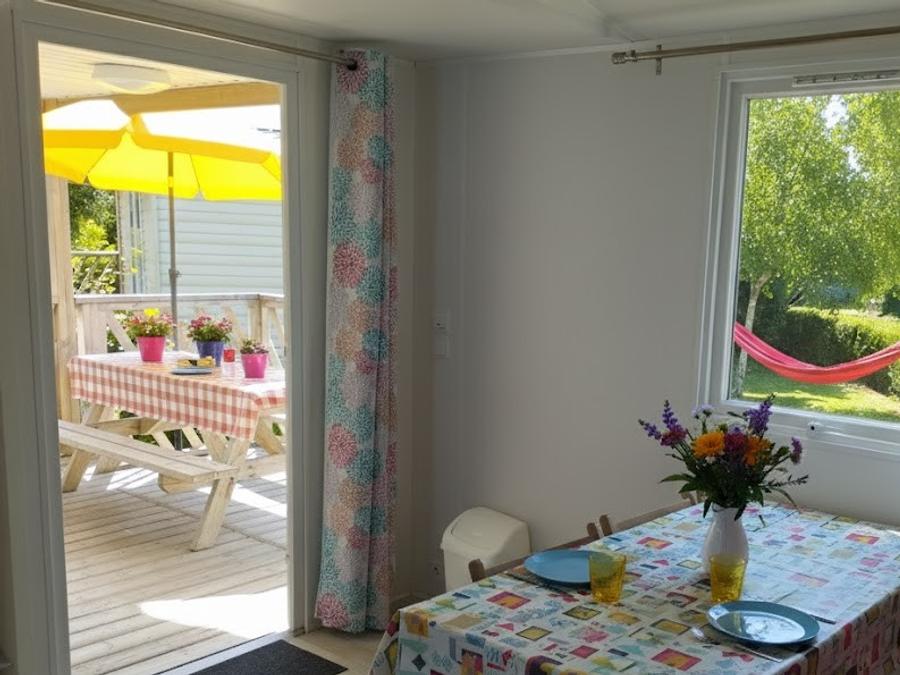 Mobilhome 4 personnes - Confort 25m² (2 chambres) + TV + Terrasse intégrée - Arrivée Dimanche 8