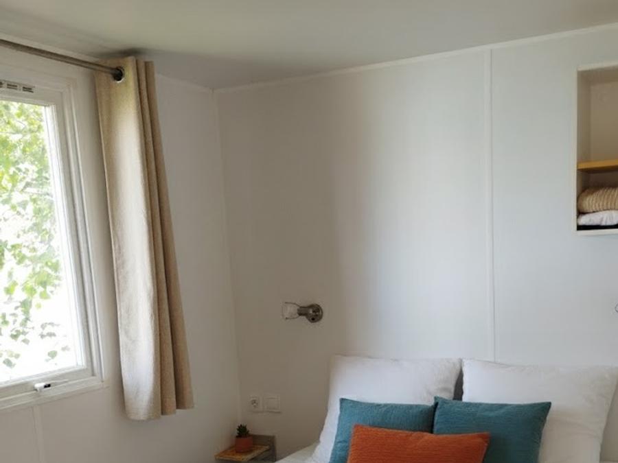 Mobilhome 4 personnes - Confort 25m² (2 chambres) + TV + Terrasse intégrée - Arrivée Dimanche 9
