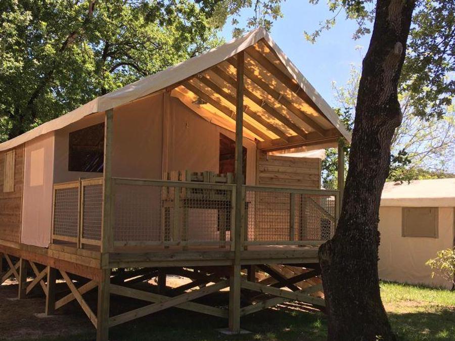 Tente en toile et en bois 5 personnes - C- Lodge pilotis - 2 chambres 24m² avec terrasse couverte 1