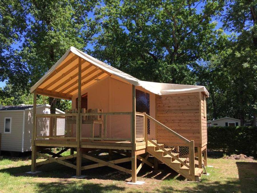 Tente en toile et en bois 5 personnes - C- Lodge pilotis - 2 chambres 24m² avec terrasse couverte 0