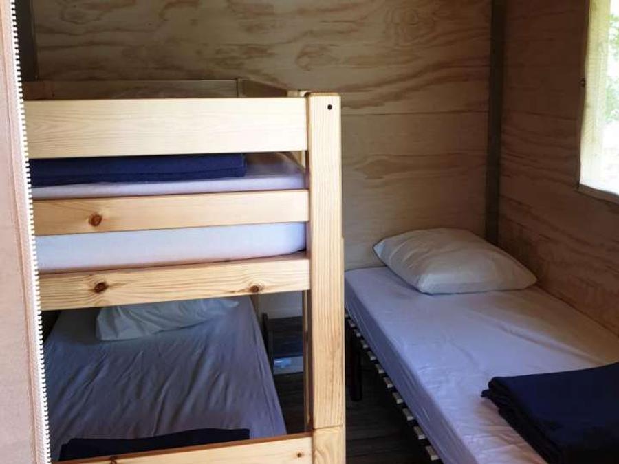 Tente en toile et en bois 5 personnes - C- Lodge pilotis - 2 chambres 24m² avec terrasse couverte 6