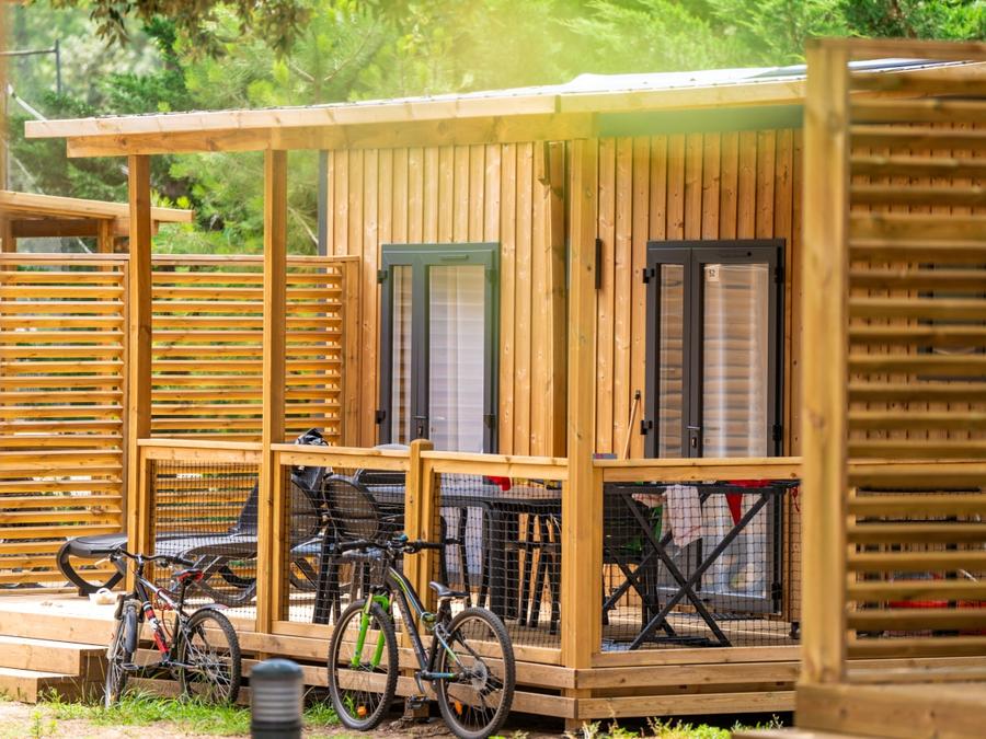 Mobilhome 4 personnes - Homeflower Premium 29m² (2ch) + terrasse semi-couverte + TV + LV + Plancha + Clim + Draps inc 1