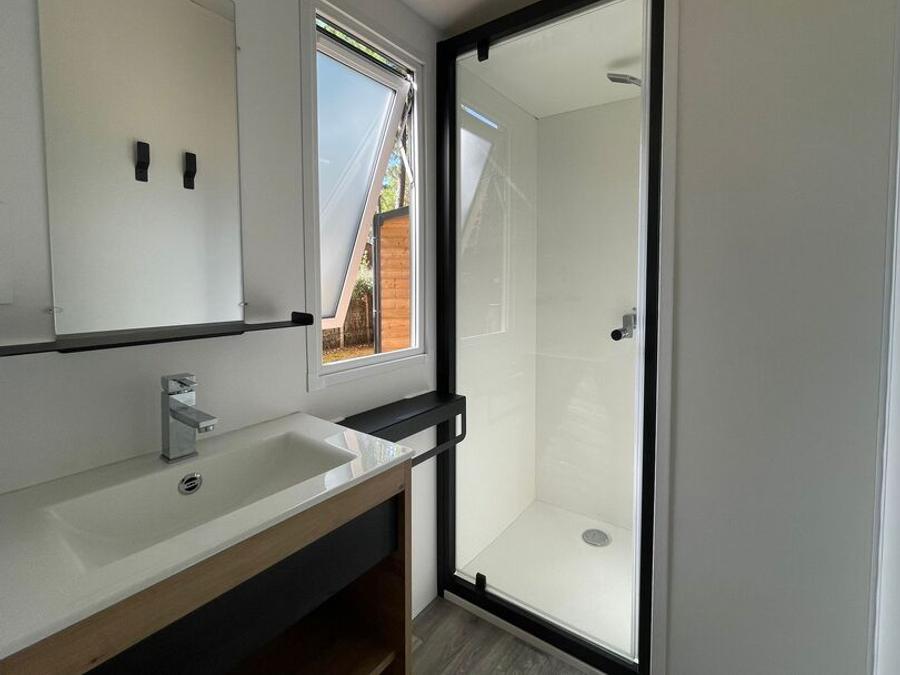 Mobilhome 6 personnes - MH Modulo DUO BOIS 2 chambres 29 m² avec terrasse bois couverte et terrasse bois solarium 2