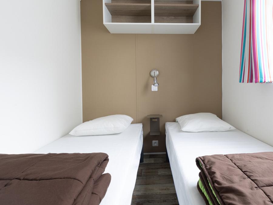 Mobilhome 4 personnes - MALAGA 27m² - 2 chambres avec terrasse bois semi couverte. 6