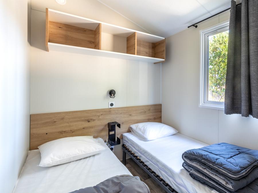 Mobilhome 4 personnes - BAHIA BOIS 29m² - 2 chambres avec une terrasse bois couverte et une terrasse solarium 3