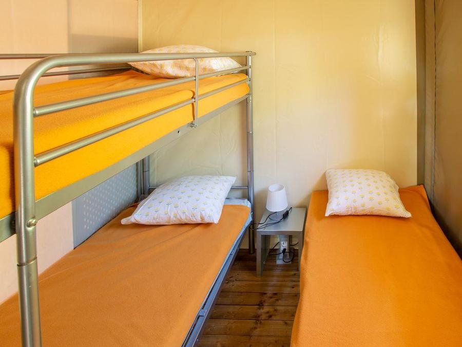 Tente en toile et en bois 5 personnes - Le Lodge Oulébo 2ch. 5 pers 6