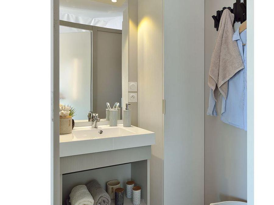 Tente en toile et en bois 5 personnes - Le Lodge Oulébo 2ch. 5 pers 9