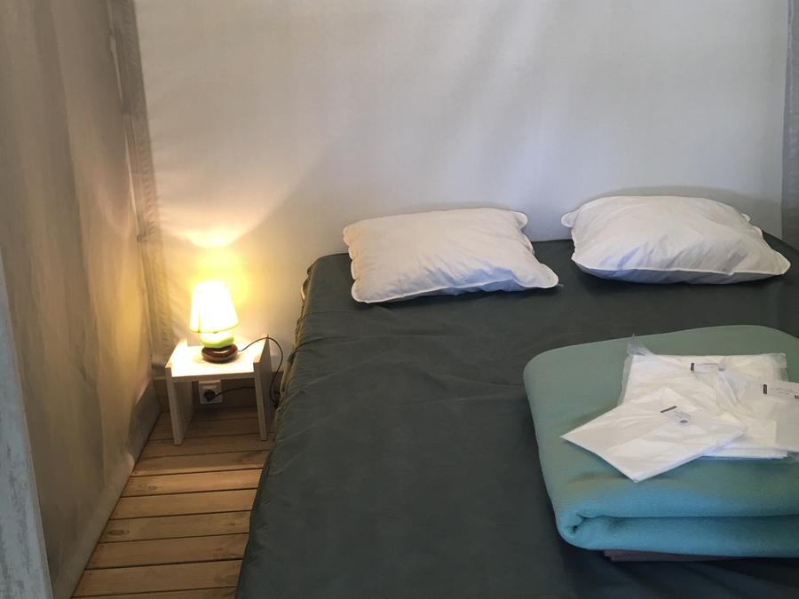 Bungalow toilé 4 personnes - ECOLODGE 23m² sans sanitaire, avec point d'eau froide evier cuisine 4 pers 4