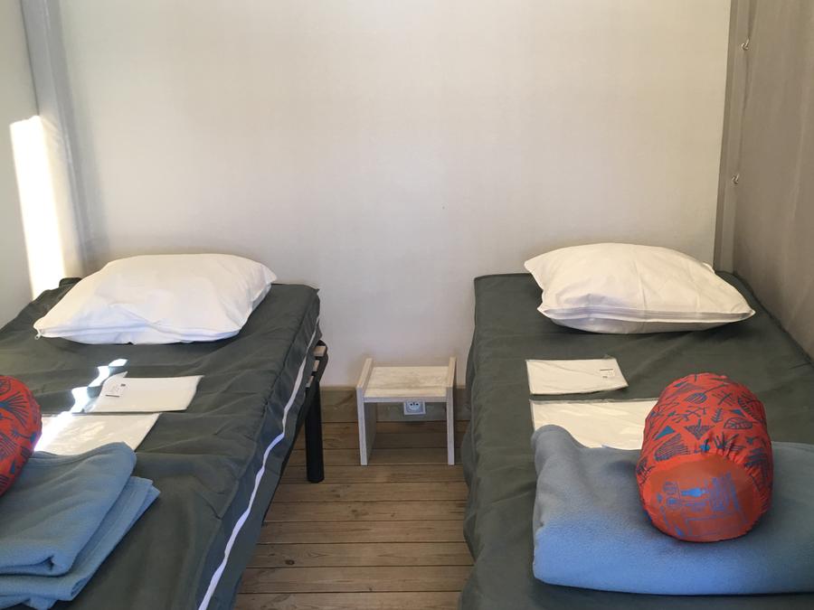 Bungalow toilé 4 personnes - ECOLODGE 23m² sans sanitaire, avec point d'eau froide evier cuisine 4 pers 5