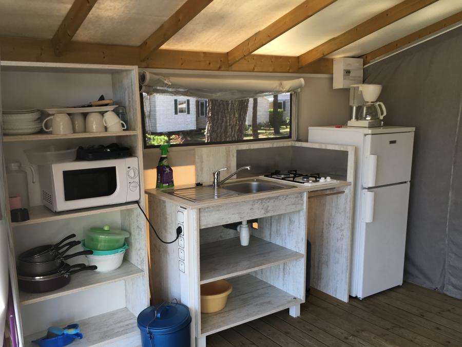 Bungalow toilé 4 personnes - ECOLODGE 23m² sans sanitaire, avec point d'eau froide evier cuisine 4 pers 3