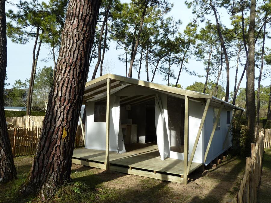 Bungalow toilé 4 personnes - ECOLODGE 23m² sans sanitaire, avec point d'eau froide evier cuisine 4 pers 0