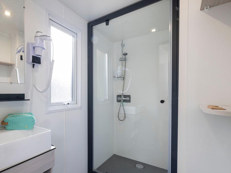 Mobilhome 4 personnes - Homeflower Premium 29m² (2chambres) + TV + LV + Terrasse couverte + Draps inclus + Quartier piéton 4 pers 6