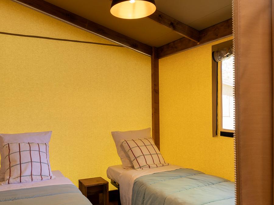 Tente en toile et en bois 4 personnes - Cabane Cotton Confort 32m² - 2chambres + Terrasse couverte + Quartier piéton 4 pers 6