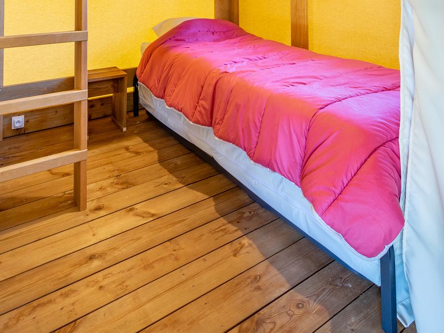 Tente en toile et en bois 4 personnes - Cabane Cotton Confort 32m² - 2chambres + Terrasse couverte + Quartier piéton 4 pers 5