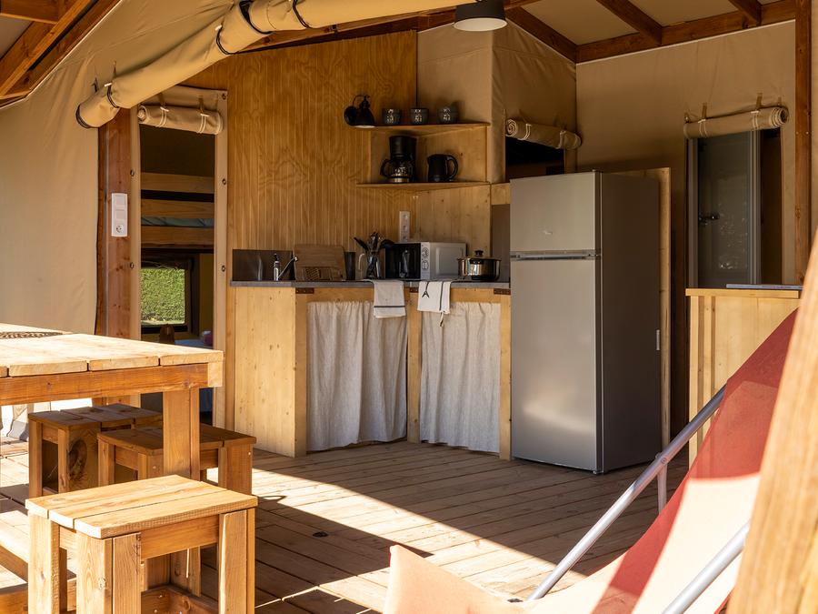 Tente en toile et en bois 4 personnes - Cabane Cotton Confort 32m² - 2chambres + Terrasse couverte + Quartier piéton 4 pers 1