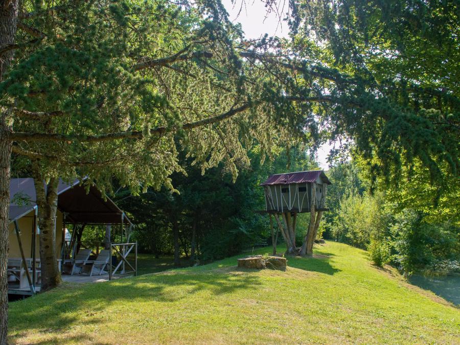 Tente en toile et en bois 5 personnes - LODGE VIP 55 m² 1