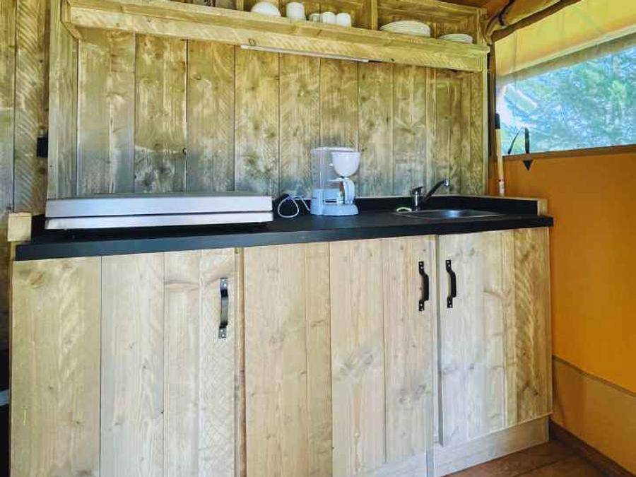 Tente en toile et en bois 4 personnes - Lodge Taïga / 2 chambres / avec sanitaires - terrasse sur pilotis 7