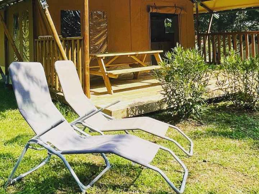 Tente en toile et en bois 4 personnes - Lodge Taïga / 2 chambres / avec sanitaires - terrasse sur pilotis 14