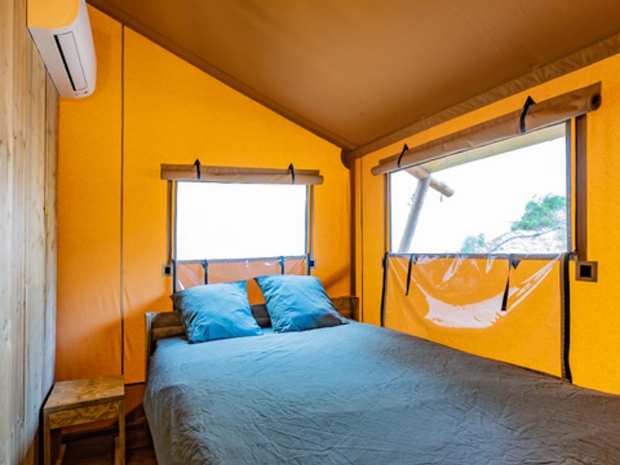 Tente en toile et en bois 4 personnes - Lodge Taïga / 2 chambres / avec sanitaires - terrasse sur pilotis 3