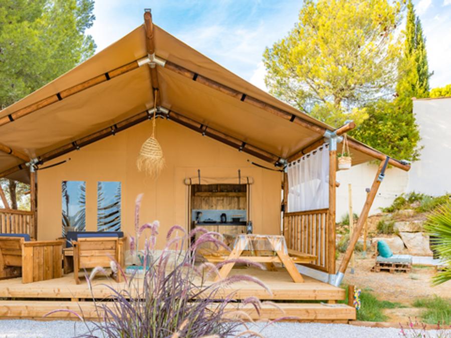 Tente en toile et en bois 4 personnes - Lodge Taïga / 2 chambres / avec sanitaires - terrasse sur pilotis 0