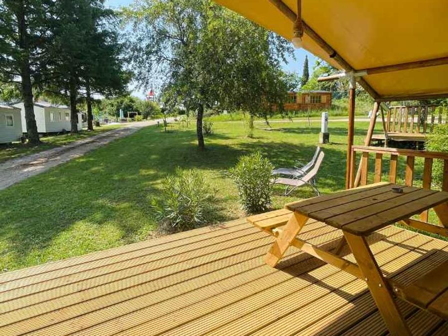 Tente en toile et en bois 4 personnes - Lodge Taïga / 2 chambres / avec sanitaires - terrasse sur pilotis 6