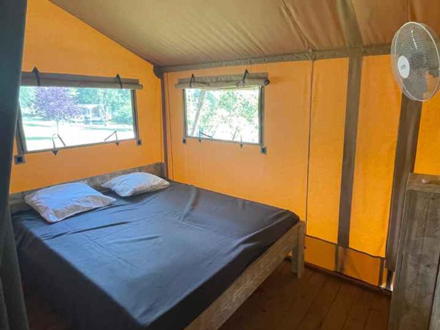 Tente en toile et en bois 4 personnes - Lodge Taïga / 2 chambres / avec sanitaires - terrasse sur pilotis 12