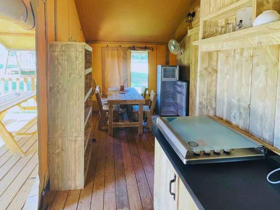 Tente en toile et en bois 4 personnes - Lodge Taïga / 2 chambres / avec sanitaires - terrasse sur pilotis 10