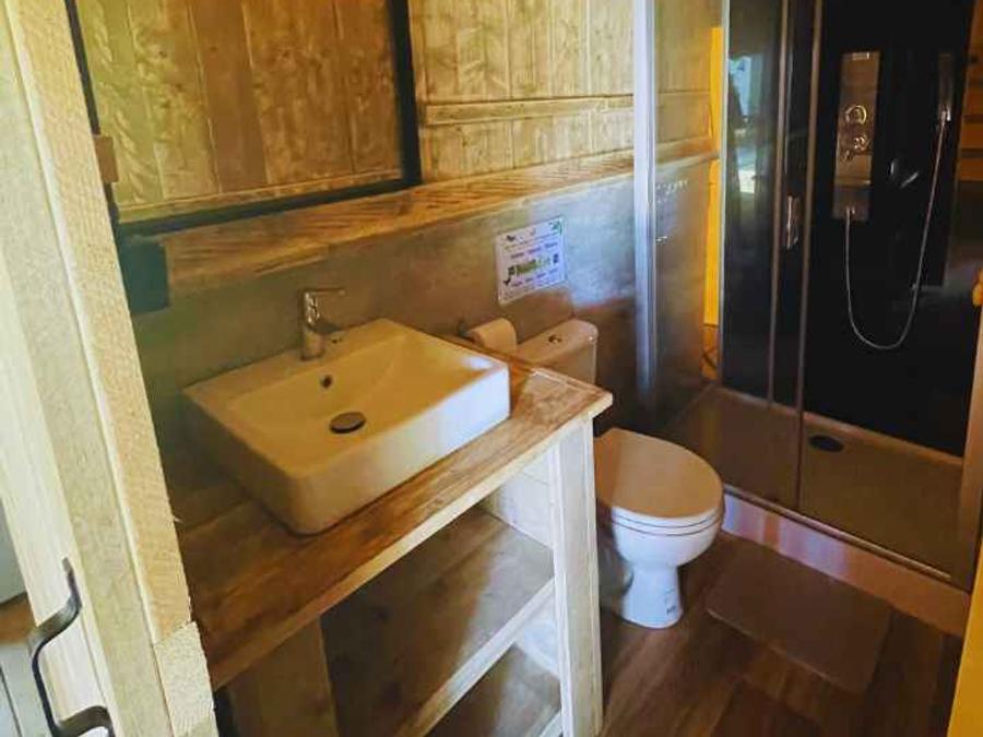Tente en toile et en bois 4 personnes - Lodge Taïga / 2 chambres / avec sanitaires - terrasse sur pilotis 11