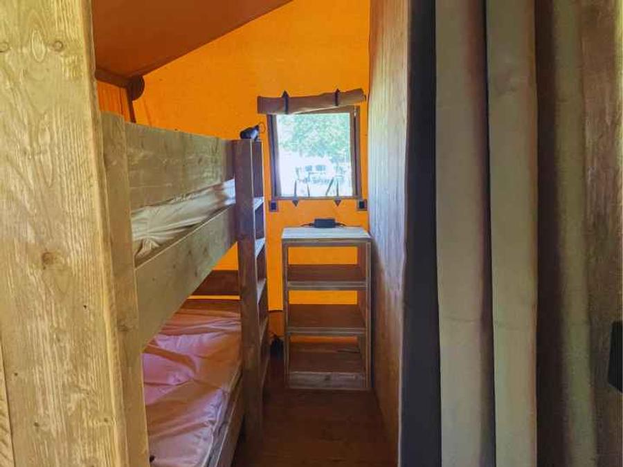 Tente en toile et en bois 4 personnes - Lodge Taïga / 2 chambres / avec sanitaires - terrasse sur pilotis 13